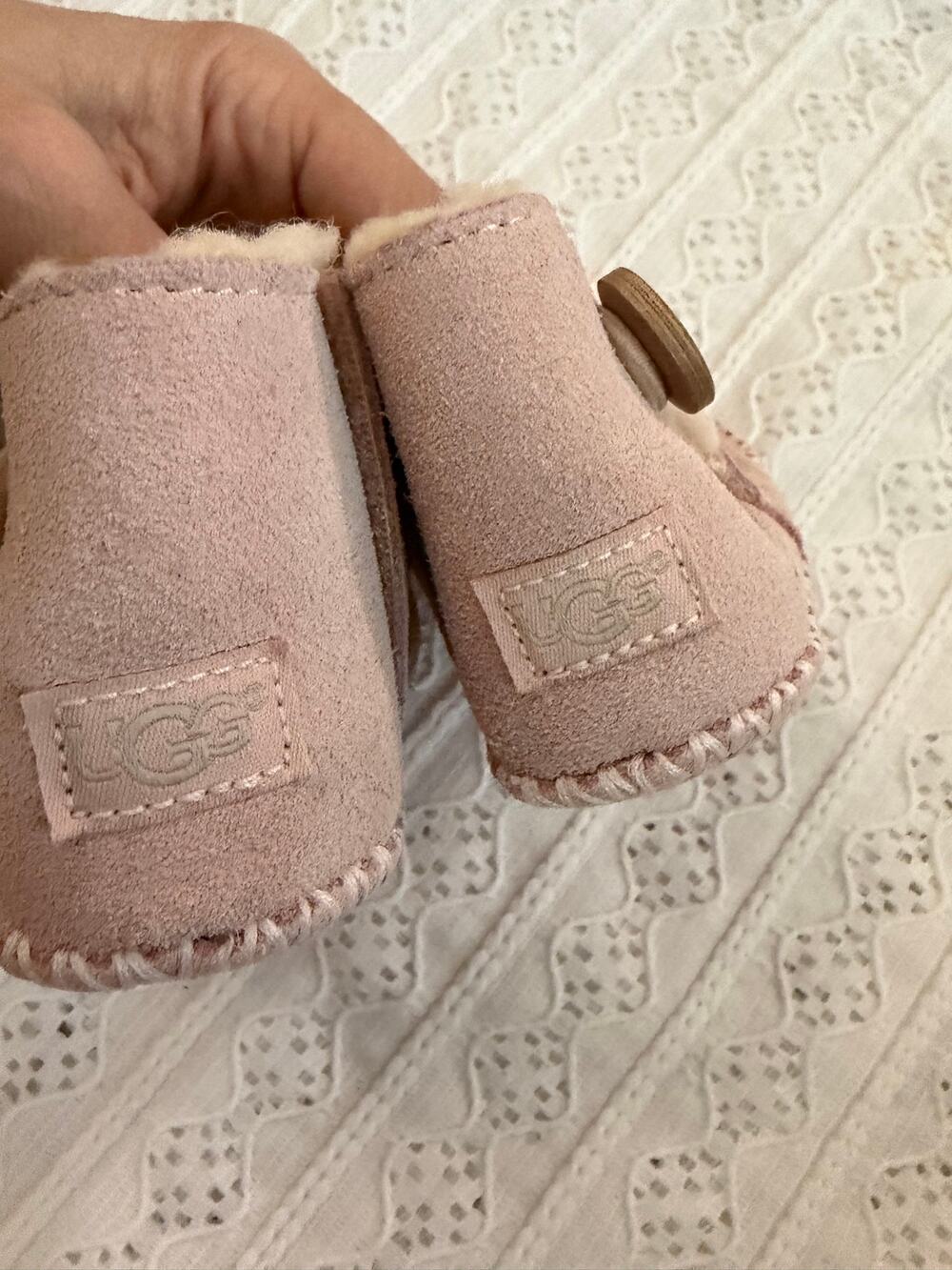 UGG Baby Jesse Bow II Pink Suede Infant Booties Size 0/1 Sheepskin Lined